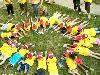 25-04-2007 schoonmaak actie en plantjes potten kinderen het plein aan het schoonmaken spelletjes op het plein achter slangenburgstraat/waardenburgdam beverwaard.