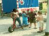 25-04-2007 schoonmaak actie en plantjes potten kinderen het plein aan het schoonmaken spelletjes op het plein achter slangenburgstraat/waardenburgdam beverwaard.