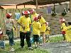 25-04-2007 schoonmaak actie en plantjes potten kinderen het plein aan het schoonmaken spelletjes op het plein achter slangenburgstraat/waardenburgdam beverwaard.