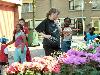 25-04-2007 schoonmaak actie en plantjes potten kinderen het plein aan het schoonmaken spelletjes op het plein achter slangenburgstraat/waardenburgdam beverwaard.