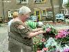 25-04-2007 schoonmaak actie en plantjes potten kinderen het plein aan het schoonmaken spelletjes op het plein achter slangenburgstraat/waardenburgdam beverwaard.