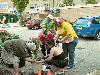 25-04-2007 schoonmaak actie en plantjes potten kinderen het plein aan het schoonmaken spelletjes op het plein achter slangenburgstraat/waardenburgdam beverwaard.