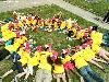 25-04-2007 schoonmaak actie en plantjes potten kinderen het plein aan het schoonmaken spelletjes op het plein achter slangenburgstraat/waardenburgdam beverwaard.