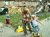 25-04-2007 schoonmaak actie en plantjes potten kinderen het plein aan het schoonmaken spelletjes op het plein achter slangenburgstraat/waardenburgdam beverwaard.