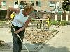 25-04-2007 schoonmaak actie en plantjes potten kinderen het plein aan het schoonmaken spelletjes op het plein achter slangenburgstraat/waardenburgdam beverwaard.