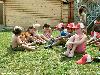25-04-2007 schoonmaak actie en plantjes potten kinderen het plein aan het schoonmaken spelletjes op het plein achter slangenburgstraat/waardenburgdam beverwaard.
