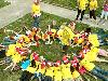 25-04-2007 schoonmaak actie en plantjes potten kinderen het plein aan het schoonmaken spelletjes op het plein achter slangenburgstraat/waardenburgdam beverwaard.