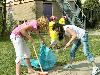 25-04-2007 schoonmaak actie en plantjes potten kinderen het plein aan het schoonmaken spelletjes op het plein achter slangenburgstraat/waardenburgdam beverwaard.