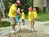 25-04-2007 schoonmaak actie en plantjes potten kinderen het plein aan het schoonmaken spelletjes op het plein achter slangenburgstraat/waardenburgdam beverwaard.