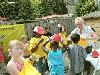 25-04-2007 schoonmaak actie en plantjes potten kinderen het plein aan het schoonmaken spelletjes op het plein achter slangenburgstraat/waardenburgdam beverwaard.