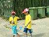 25-04-2007 schoonmaak actie en plantjes potten kinderen het plein aan het schoonmaken spelletjes op het plein achter slangenburgstraat/waardenburgdam beverwaard.