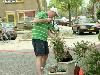 25-04-2007 schoonmaak actie en plantjes potten kinderen het plein aan het schoonmaken spelletjes op het plein achter slangenburgstraat/waardenburgdam beverwaard.