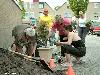 25-04-2007 schoonmaak actie en plantjes potten kinderen het plein aan het schoonmaken spelletjes op het plein achter slangenburgstraat/waardenburgdam beverwaard.