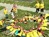 25-04-2007 schoonmaak actie en plantjes potten kinderen het plein aan het schoonmaken spelletjes op het plein achter slangenburgstraat/waardenburgdam beverwaard.