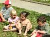 25-04-2007 schoonmaak actie en plantjes potten kinderen het plein aan het schoonmaken spelletjes op het plein achter slangenburgstraat/waardenburgdam beverwaard.