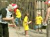 25-04-2007 schoonmaak actie en plantjes potten kinderen het plein aan het schoonmaken spelletjes op het plein achter slangenburgstraat/waardenburgdam beverwaard.