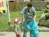 25-04-2007 schoonmaak actie en plantjes potten kinderen het plein aan het schoonmaken spelletjes op het plein achter slangenburgstraat/waardenburgdam beverwaard.