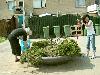 25-04-2007 schoonmaak actie en plantjes potten kinderen het plein aan het schoonmaken spelletjes op het plein achter slangenburgstraat/waardenburgdam beverwaard.