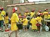 25-04-2007 schoonmaak actie en plantjes potten kinderen het plein aan het schoonmaken spelletjes op het plein achter slangenburgstraat/waardenburgdam beverwaard.