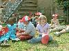 25-04-2007 schoonmaak actie en plantjes potten kinderen het plein aan het schoonmaken spelletjes op het plein achter slangenburgstraat/waardenburgdam beverwaard.