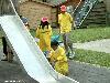 25-04-2007 schoonmaak actie en plantjes potten kinderen het plein aan het schoonmaken spelletjes op het plein achter slangenburgstraat/waardenburgdam beverwaard.