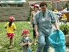 25-04-2007 schoonmaak actie en plantjes potten kinderen het plein aan het schoonmaken spelletjes op het plein achter slangenburgstraat/waardenburgdam beverwaard.