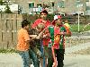 25-04-2007 schoonmaak actie en plantjes potten kinderen het plein aan het schoonmaken spelletjes op het plein achter slangenburgstraat/waardenburgdam beverwaard.