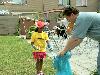 25-04-2007 schoonmaak actie en plantjes potten kinderen het plein aan het schoonmaken spelletjes op het plein achter slangenburgstraat/waardenburgdam beverwaard.