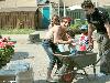25-04-2007 schoonmaak actie en plantjes potten kinderen het plein aan het schoonmaken spelletjes op het plein achter slangenburgstraat/waardenburgdam beverwaard.