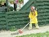 25-04-2007 schoonmaak actie en plantjes potten kinderen het plein aan het schoonmaken spelletjes op het plein achter slangenburgstraat/waardenburgdam beverwaard.