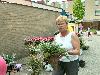 25-04-2007 schoonmaak actie en plantjes potten kinderen het plein aan het schoonmaken spelletjes op het plein achter slangenburgstraat/waardenburgdam beverwaard.