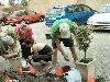 25-04-2007 schoonmaak actie en plantjes potten kinderen het plein aan het schoonmaken spelletjes op het plein achter slangenburgstraat/waardenburgdam beverwaard.