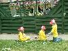 25-04-2007 schoonmaak actie en plantjes potten kinderen het plein aan het schoonmaken spelletjes op het plein achter slangenburgstraat/waardenburgdam beverwaard.