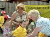 25-04-2007 schoonmaak actie en plantjes potten kinderen het plein aan het schoonmaken spelletjes op het plein achter slangenburgstraat/waardenburgdam beverwaard.