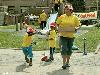 25-04-2007 schoonmaak actie en plantjes potten kinderen het plein aan het schoonmaken spelletjes op het plein achter slangenburgstraat/waardenburgdam beverwaard.