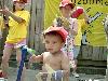 25-04-2007 schoonmaak actie en plantjes potten kinderen het plein aan het schoonmaken spelletjes op het plein achter slangenburgstraat/waardenburgdam beverwaard.