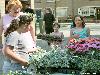 25-04-2007 schoonmaak actie en plantjes potten kinderen het plein aan het schoonmaken spelletjes op het plein achter slangenburgstraat/waardenburgdam beverwaard.