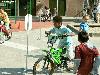 27-04-2007  op RK De Regenboog Er is een fietsparcours, een clowneske verkeersoptreden, een discussieronde, een fietskeuring, en een veiligsheidsshow..