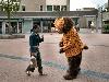  07-07-2007 berenactie een grote beer deeld snoep en actie kaarten uit in winkelcentrum beverwaard 