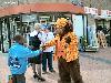  07-07-2007 berenactie een grote beer deeld snoep en actie kaarten uit in winkelcentrum beverwaard 