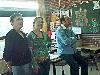 22-11-2007 Saskia Roering van de Rotterdamse dienst JOS (Jeugd, Onderwijs en Samenleving), die de ontwikkeling van het materiaal financierde, overhandigt het eerste exemplaar van Ko heeft praatjes aan George Leuver, directeur van pilot-school RK De Regenb