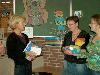 22-11-2007 Saskia Roering van de Rotterdamse dienst JOS (Jeugd, Onderwijs en Samenleving), die de ontwikkeling van het materiaal financierde, overhandigt het eerste exemplaar van Ko heeft praatjes aan George Leuver, directeur van pilot-school RK De Regenb