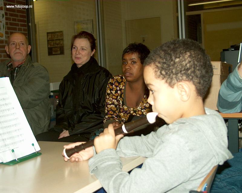 14-01-2008 wethouder geluk van onderwijs zal het tafeltennis en de blokfluit lessen bijwonen op de brede school  rk regenboog grondvelderf in de beverwaard