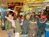 03-12-2008 zwarte pieten delen snoepgoed uit aan de kinderen bij supermarkt hoogvliet beverwaard