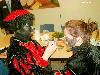 03-12-2008 zwarte pieten delen snoepgoed uit aan de kinderen bij supermarkt hoogvliet beverwaard