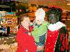 03-12-2008 zwarte pieten delen snoepgoed uit aan de kinderen bij supermarkt hoogvliet beverwaard