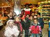 03-12-2008 zwarte pieten delen snoepgoed uit aan de kinderen bij supermarkt hoogvliet beverwaard