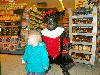 03-12-2008 zwarte pieten delen snoepgoed uit aan de kinderen bij supermarkt hoogvliet beverwaard