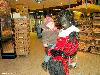 03-12-2008 zwarte pieten delen snoepgoed uit aan de kinderen bij supermarkt hoogvliet beverwaard