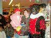 03-12-2008 zwarte pieten delen snoepgoed uit aan de kinderen bij supermarkt hoogvliet beverwaard